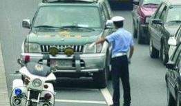 网友爆料军车驾驶员视频,军车驾驶员英勇瞬间，展现军人风采