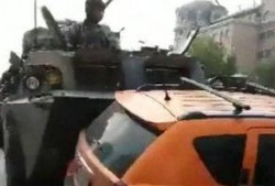 网友爆料军车驾驶员视频,军车驾驶员英勇瞬间，展现军人风采