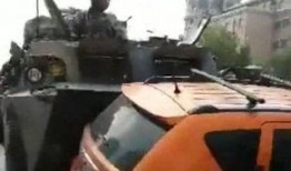 网友爆料军车驾驶员视频,军车驾驶员英勇瞬间，展现军人风采