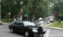 网友爆料军车驾驶员视频,军车驾驶员英勇瞬间，展现军人风采